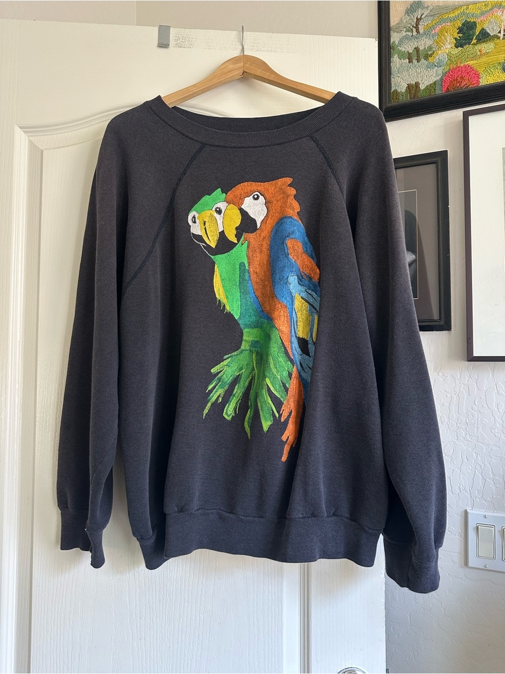 Vintage Parrot Sweatshirt. Size: L/XL
